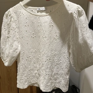 Spets blus från zara  - Vit spetsblus från zara 