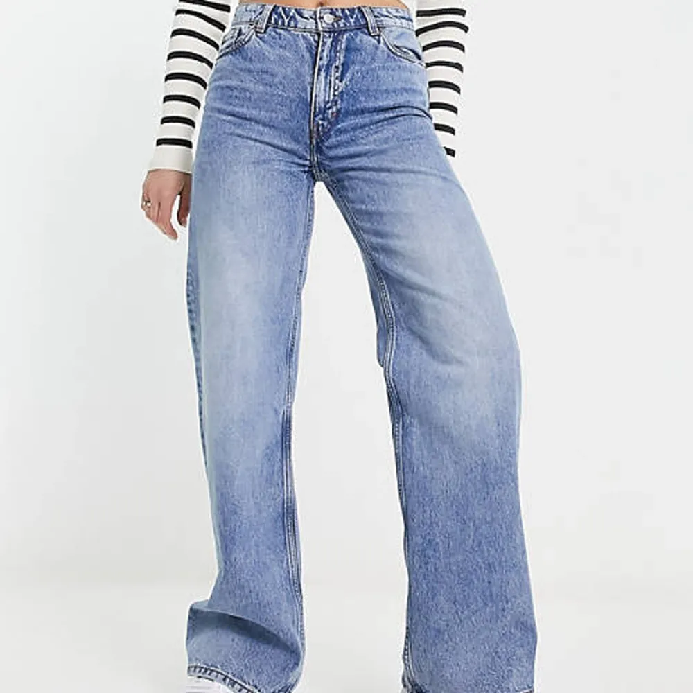 Ett par jeans från Monki som knappt används pga att jag inte passade dom. . Jeans & Byxor.