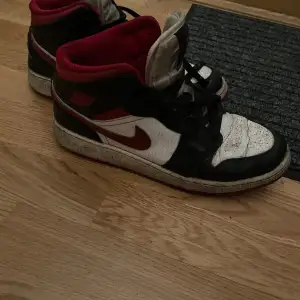 Röda Jordans skor. 