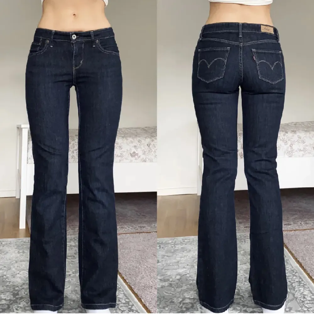 Midja: 73+stretch • innerben: 77 • low/midwaist straight Levis Jeans • stl s/36/28  modellen på bilden är 171cm (Lånade bilder! köpte här på Plick men de var lite stora för mig☺️). Jeans & Byxor.