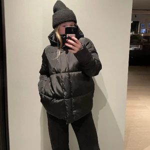 Puffer Jacket - Säljer nu min vinterjacka från basicapparel då jag köpt mig en ny!!👍🏼Använd är den men inget som syns på jackan, väldig bra kvalite!! Jackan är i st XS och jag brukar ha S men sitter som en smäck! Nypris 1800kr!!