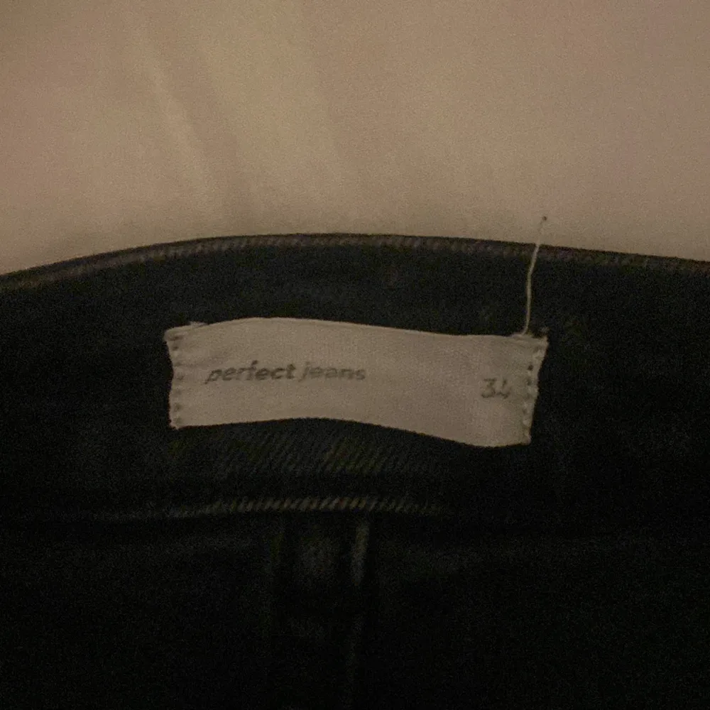 Säljer dessa svarta långmidjadd jeans ifrån Gina som inte kommer till användning, nypris 499, skriv för frågor💓. Jeans & Byxor.