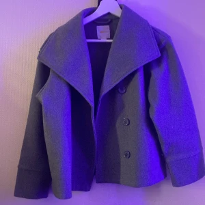 Kort kappa - Trendig kapp från Gina storlek 146-152 men passar mig som har s normalt 