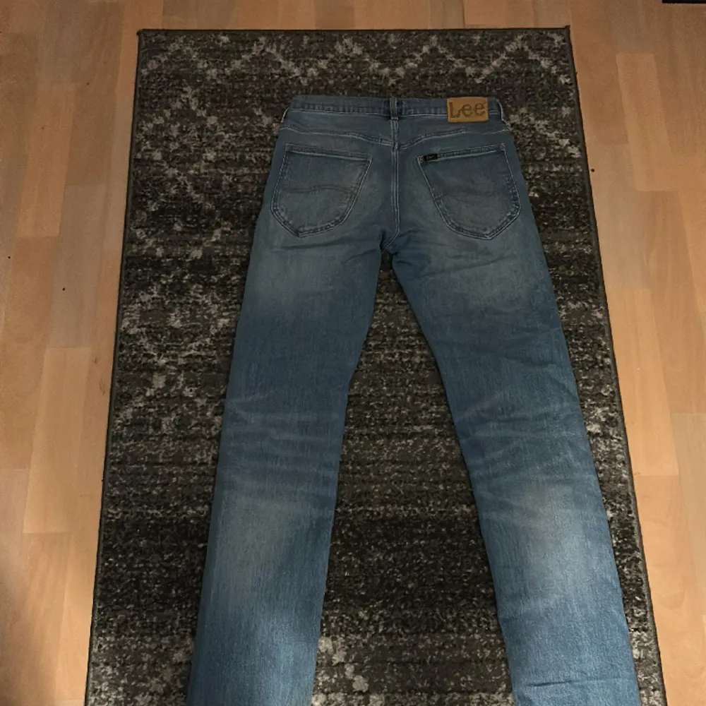 Säljer dessa lee jeans 10/10 skick knappt använda storlek 28/34 för 450. Jeans & Byxor.