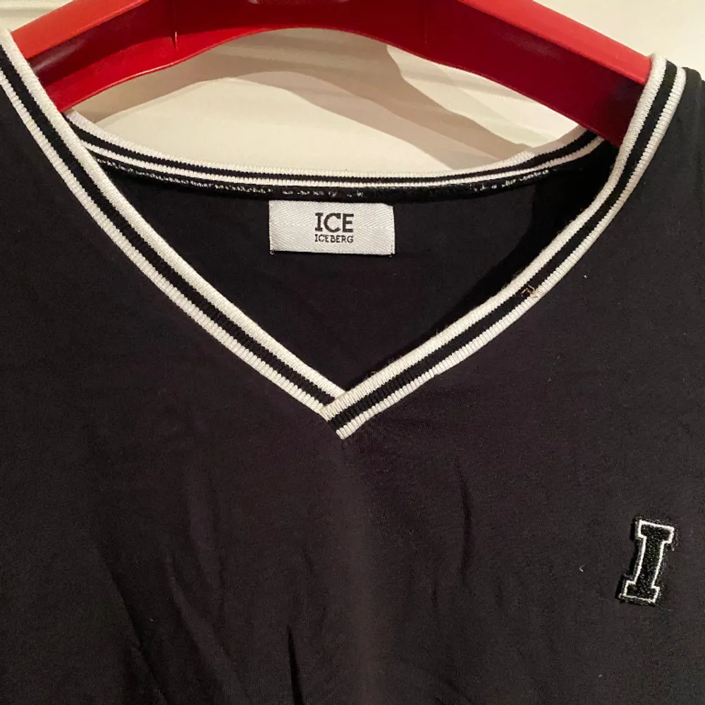 T-shirt från märket Ice berg i storlek XL/L. Bra skick! . T-shirts.