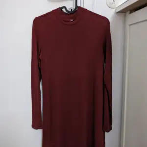 En vinröd klänning från H&M i storlek S Pris 99kr 🍷 