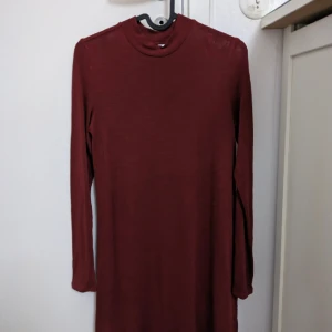 Vinröd klänning  - En vinröd klänning från H&M i storlek S Pris 99kr 🍷 