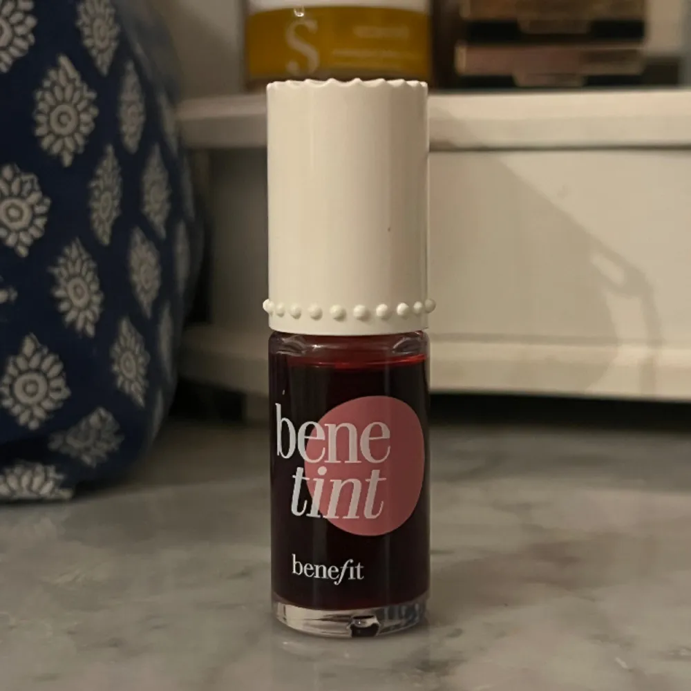 Säljer denna hypade Benetint cheek & lip stain blush!🥰Den är endast använd 2 gånger, så näst intill oanvänd! (Se andra bilden)🫶🏼Blir otroligt fin på! nypris för denna 6 ml ligger på 279 kr!. Övrigt.