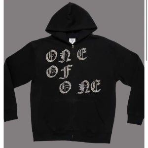 One of One  - Zip hoodie från One of One! Säljer då den aldrig används! Inte i nyskick men inga defekter eller slitage! Inga rhinestones har lossnat!