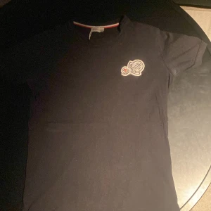 Moncler t-shirt  - En moncler tröja i nyskick. Säljes då den är för liten för mig. Storlek S och skriv för mer info/ bilder 