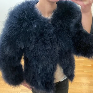 Marinblå pälsjacka  - Näst intill aldrig använd, den är från Pello bello. Storlek S passar mig som har M. Jag har fler bilder så det bara att höra av sig till mig. 