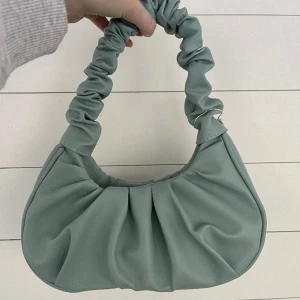 Väska  - Säljer en helt oanvänd axelväska från missguided☺️superfin och smidig att ha med sig! 