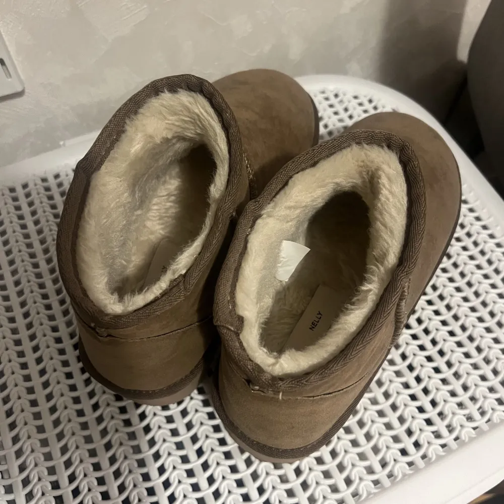 Uggs inspirerade skor från Nelly. Använda en gång, i jättebra skick, även sprejade med impregnering så dom är vattenavvisande. . Skor.