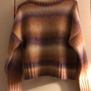 Stickad tröja  - Söt stickad tröja , använd fåtal gånger  Skriv vid funderingar😇