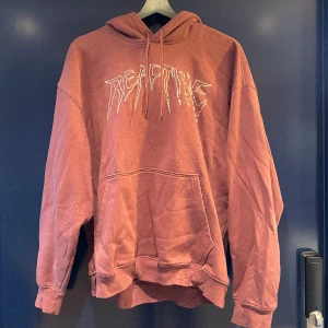Hoodie Weekday  - Hoodie från weekday. Köpt för ca 500kr. Inte särskilt använd och i bra skick. Stor i storleken och sitter som en M. 