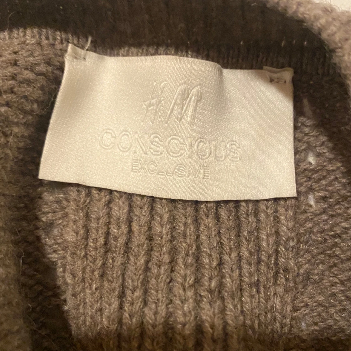 Stickad tröja med volang - 91