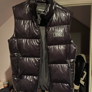 Dsquared2 - Säljer min DSQ2 puffer väst stl 46. Använt den 3 gånger och hänger mest och tar plats i garderoben. Säljer den för 5000 då den är i nyskick. Org pris 7300kr köpt på urban modern på väla, Helsingborg. Kvitto finns! Fråga om du vill ha fler bilder.