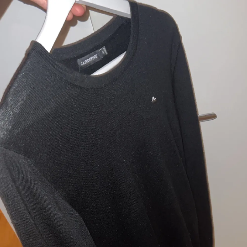 J. lindeberg stickad tröja med 100% merinoull ull i toppen skick, andvändt endast 2 gånger!🤩  Storlek M, nypris 1500, mitt pris 499🤩. Stickat.