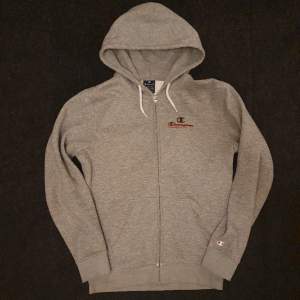 Säljer en grå champion zip hoodie som passar perfekt till alla outfits || skick 7.5/10 || hör av dig vid frågor || 