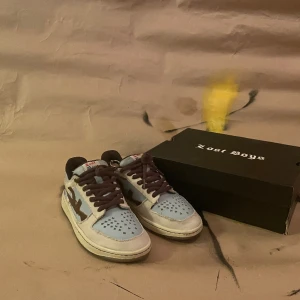 Lost Boys archives skor  - Lost boys, limited edt, använda men i bra skick. Kom privat för fler bilder och mer info. 