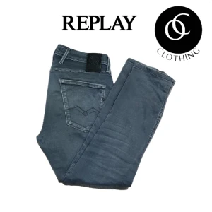 Replay Anbass Jeans - Säljer Replay Anbass Jeans i 9/10 skick, storlek 30/34. Modellen på bilden är 181 cm lång och väger 70 kg.