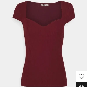 Röd topp - Säljer denna tröja för attt den inte kommer till använding. Fråga om du vill ha fler bilder! Inga defekter alls