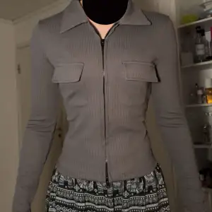 Jätte fin mörk grå zip up tröja med fickor fram. Lite höghalsad, och endast använt en gång.