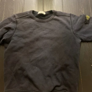 Stone Island - Stone island junior, svart, säljer för att den är för liten. Den är hel och i bra skick. Vet inte vad det är för storlek men skulle gissa på 150/160.(skriv privat för bilder med den på)
