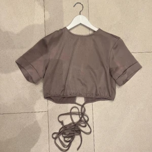 Blus - En vacker blus ifrån ginatricot som är lita kortare i modellen men har väldigt fina långa band som man kan bara kreativ med och knyta på olika sätt.