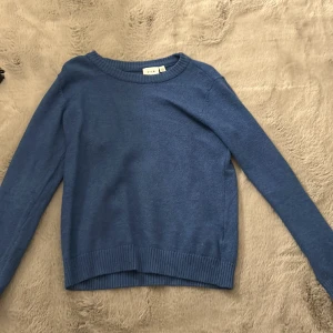 Vila stickad tröja  - Suppppperrr fin stickad tröja, råkade köpa fel färg så säljer den vidare. 