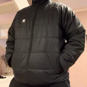 En primaloft vinterjacka från Adidas Originals. Som är använd få tal gånger och så är i bra skick. Om du har mer frågor är det bara kontakta mig.