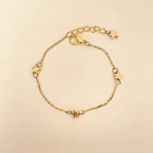 Fint gulfärgat armband  - Handgjort gulfärgat armband med stjärnor☆ tryck på köp nu om du vill köpa🥰