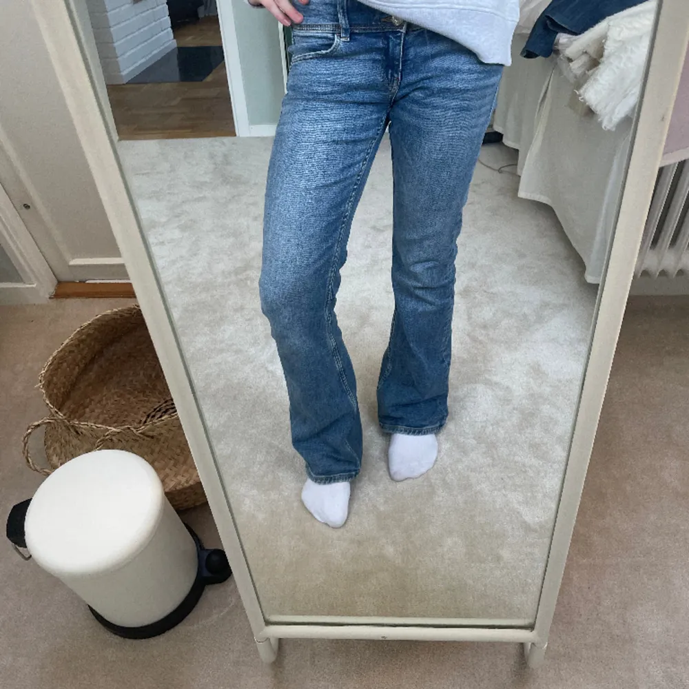 Snygga lowwaist, bootcut jeans från Gina Young med fickor bak, passar mig som är ca 160. Slutsålda på deras hemsida, skriv för mer info💕. Jeans & Byxor.