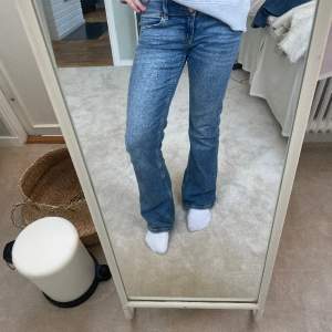 Snygga lowwaist, bootcut jeans från Gina Young med fickor bak, passar mig som är ca 160. Slutsålda på deras hemsida, skriv för mer info💕