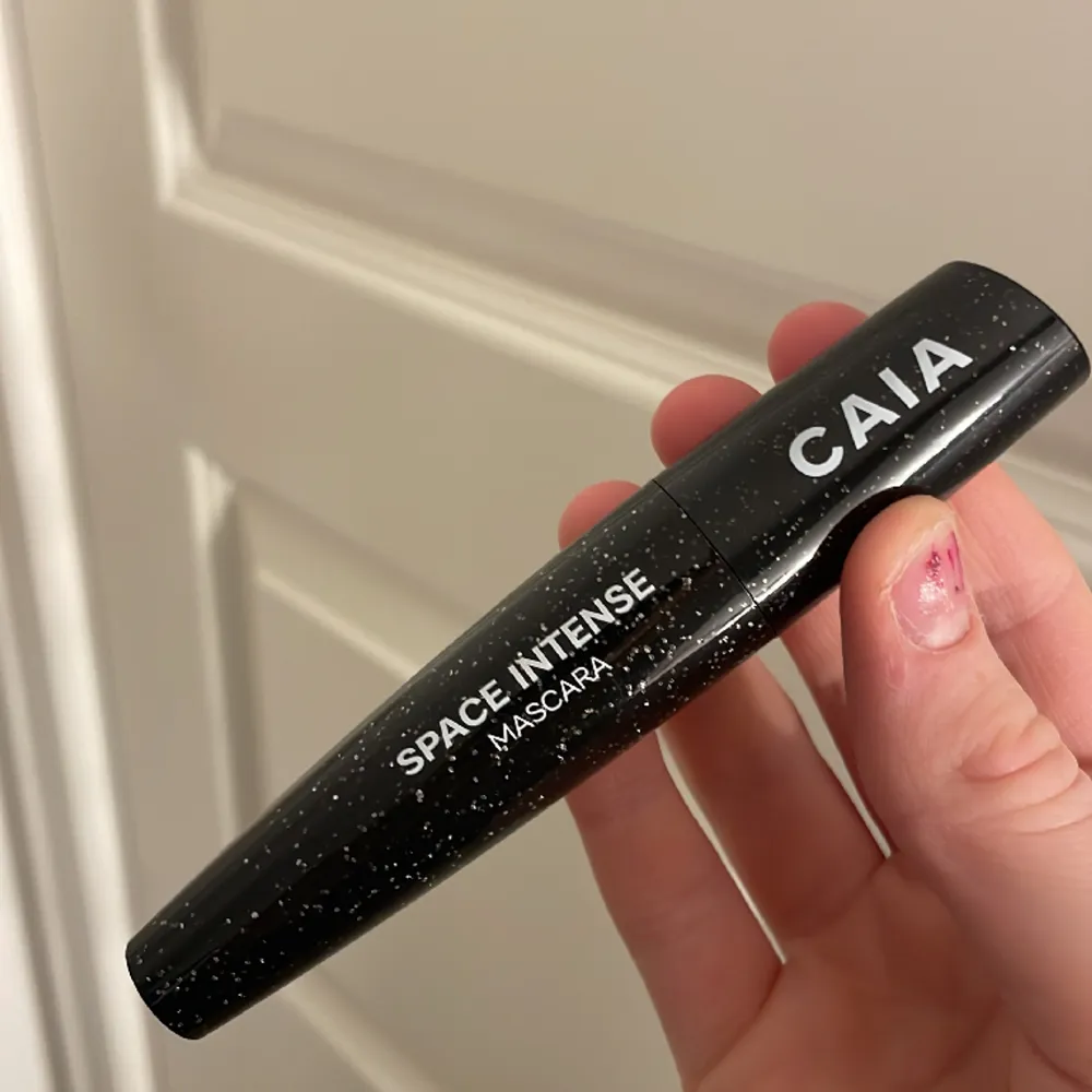 Säljer denna endast öppnade Caia space intense mascaran som jag fick i julklapp. Endast öppnad förpackning!! . Skönhet.