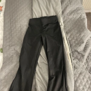 Byxor - Storlek xs, sköna + fina, tajta, mitt namn står i dom men kan strycka över det! Ifrån Gina tricot. Säljs pga att jag inte använder de!