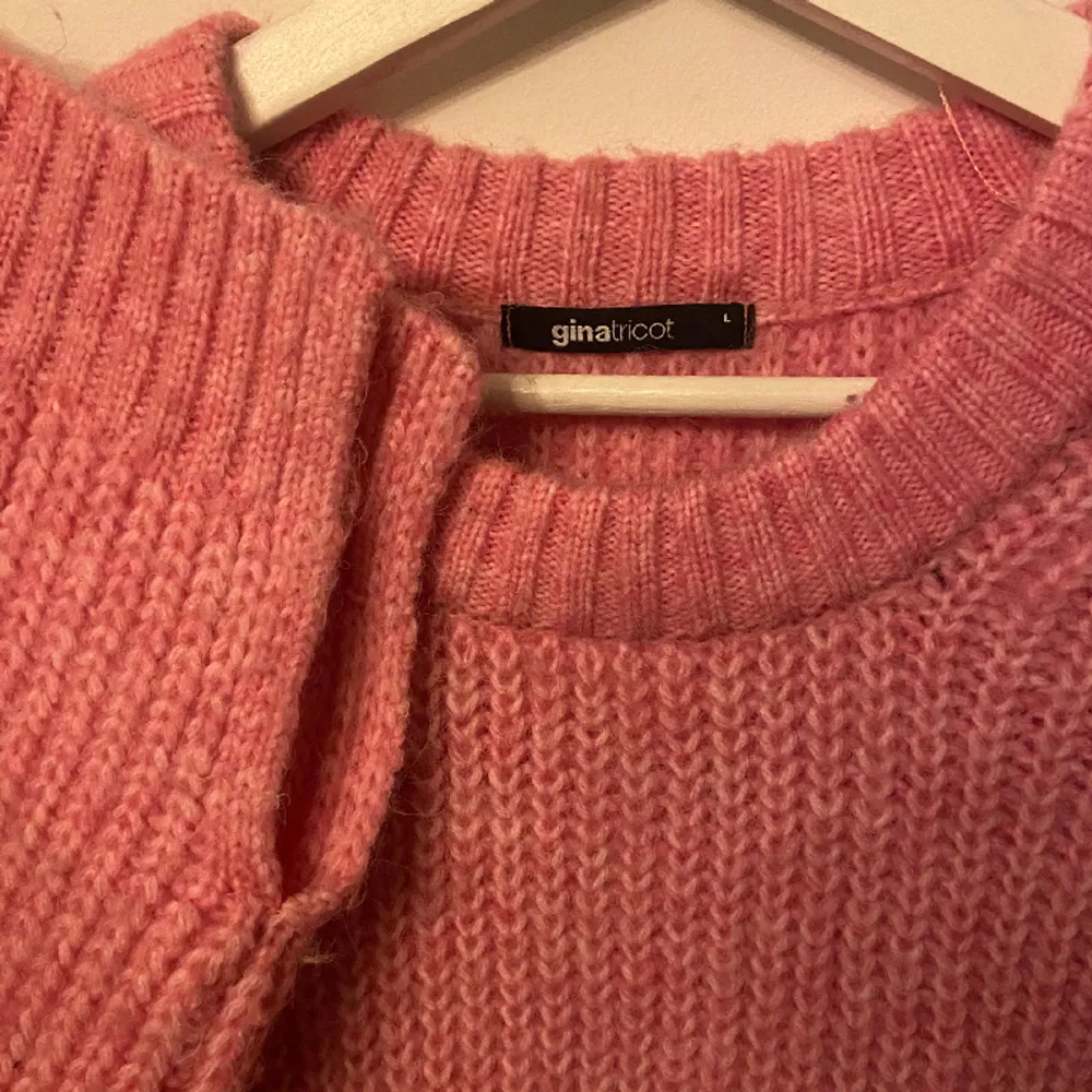 En rosa stickad tröja i mycket bra skick, använt fåtal gånger. Den sticks inte och är i mjukt material😍. Stickat.