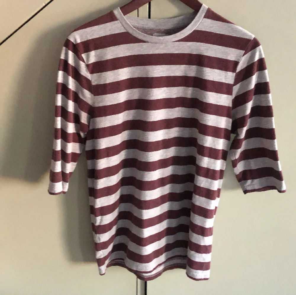 Jätte snygg tröja! Den är randig i färgerna vinröd och grå och har trekvartslånga ärmar. Säljer då den inte passar mig längre.. T-shirts.