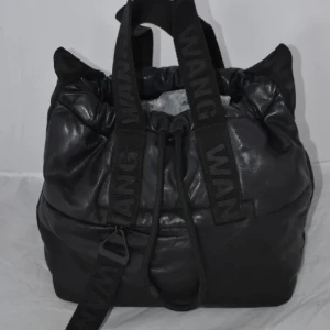 Bucketbag i skinn, Alexander Wang for H&M - Svart vadderad bucketbag i skinn från Alexander Wang for H&M, i nyskick! Bud fr 1800 kr.