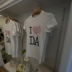 Djerf avenue t-shirt - Limited edition ”i heart DA” tee Såldes bara på deras popup i nyc🎀 Alla bilder är tagna av mig. Endast använd 1 gång så i perfekt skick. 95% organic cotton, 5% elastane