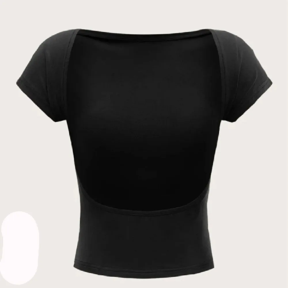En svart lite kortare tröja med öppen rygg från shein💗 i storlek S passar S/M😙. Toppar.