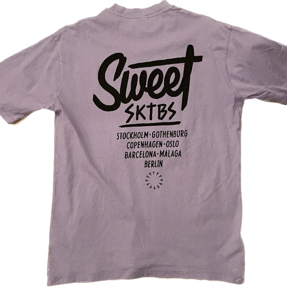 Riktigt fet t shirt från SWEET SKTBS i riktigt bra skick. Använde bara en sommar sen har den bara hängt i gerderoben. . T-shirts.