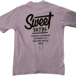 Riktigt fet t shirt från SWEET SKTBS i riktigt bra skick. Använde bara en sommar sen har den bara hängt i gerderoben. 