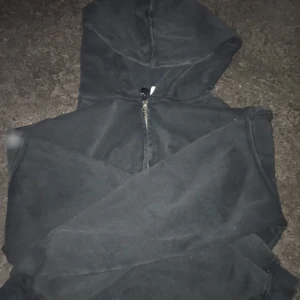 Croppad kofta - Det här är en croppad mörkgrå kofta som jag säljer för att den inte kommer till användning. Pris kan diskuteras. Om du har frågor kan du skriva till mig 💕