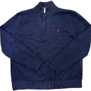 Ralph Lauren Half-Zip Tröja - Marinblå halfzip tröja från Ralph Lauren. Bra skick! Storlek L, ställ gärna frågor!