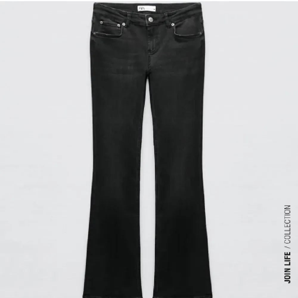 Svarta jeans i modellen ”zw the low rise slim bootcut” från zara, mycket eftertraktade och är väldigt svåra att få tag på, jättefint skick💞(Egen bild). Jeans & Byxor.