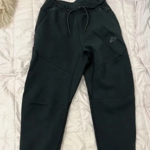 Nike tech byxor - Nike tech byxor strl L men passar M, använda helt okej mycket men fint skick 