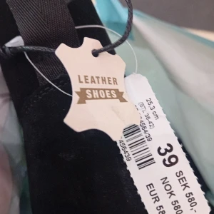 Helt nya uggs  - Uggs helt nya o vatten tätta  aldrig använda nypris 600  