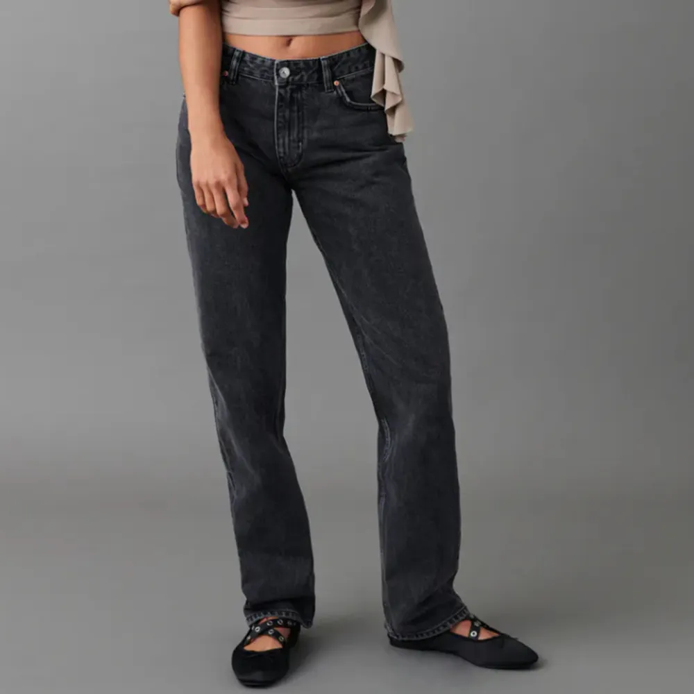 Jag säljer dessa jeans från Gina Tricot i modellen low waist straight. Köparen står för frakten och pris kan alltid diskuteras :). T-shirts.