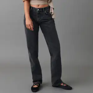 Jag säljer dessa jeans från Gina Tricot i modellen low waist straight. Köparen står för frakten och pris kan alltid diskuteras :)